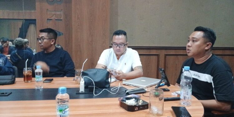 GM Braga Hotel Purwokerto bersama perwakilan Greatindo saat memberikan keterangan kepada wartawan, Sabtu (27/4/2024).