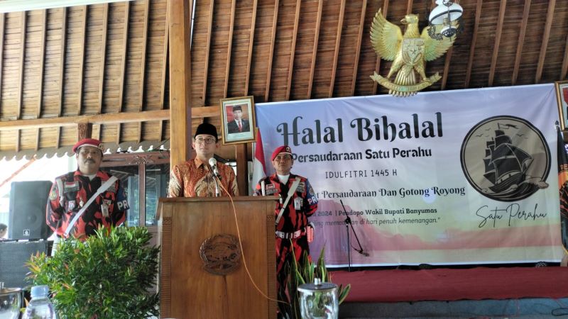 Pj Bupati Banyumas saat menyampaikan pidato dalam acara halal bihalal Satu Perahu, Minggu (28/4/2024)