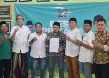Ketua GP Ansor Banyumas Gus Luqman mengembalikan formulir pendaftaran ke DPC PKB Banyumas, Jum'at (31/5/2024). Foto : doc. PKB Banyumas