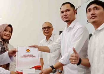 Rachmat Imanda mengambil formulir pendaftaran dan diterima oleh Ketua DPC Partai Gerindra Banyumas Ir Budiono dan Ketua Desk Pilkada, Bobby Listyo Widyatmoko.