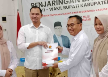 H Rachmat Imanda SE Ak mengembalikan formulir pendaftaran Bacawabup ke Partai Gerindra diiringi 27 PAC Partai Gerindra yang mendukungnya, Kamis (6/6/2024).