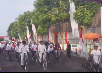 Para anggota KOSTI mengikuti parade sepeda tua dan fun bike dalam pre event Forda KORMI di GOR Satria Purwokerto.