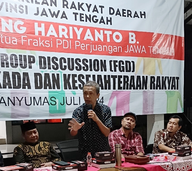 Ketua Fraksi PDI perjuangan DPRD Provinsi Jateng Bambaang Hariyanto Baharuddin (BHB) dalam acara FGD bertemakan Korelasi Pemilukada Terhadap Kesejahteraan Masyarakat yang digelar di Balai Desa Kasegeran, Kecamatan Cilongok, Sabtu (20/7/2024) malam.
