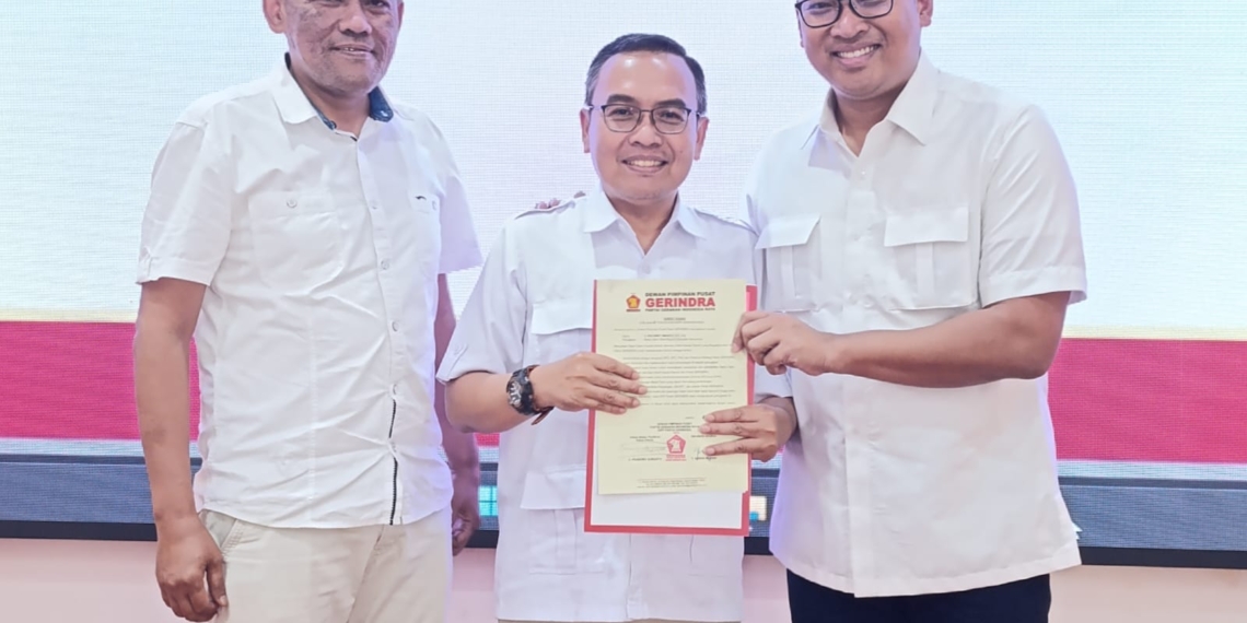 Rachmat Imanda menerima surat tugas atau rekomendasi dari Ketua DPD Partai Gerindra Jateng, Sudaryono, Selasa (16/7/2024). (istimewa)