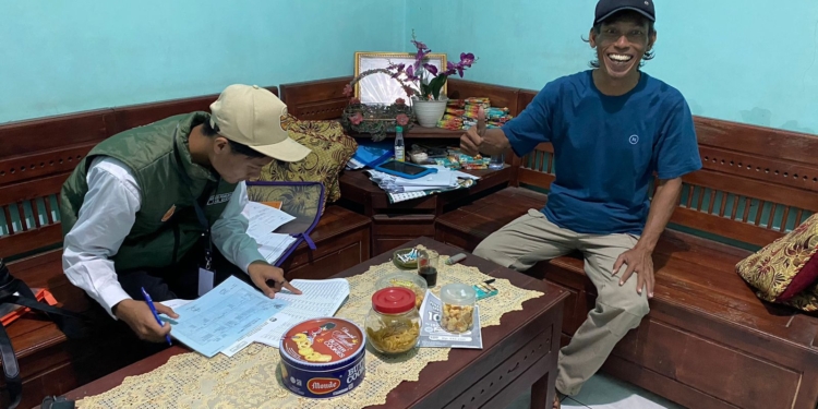 Petugas Pantarlih mendatangi warga masyarakat untuk Coklit Pemilih dalam Pilkada Banyumas 2024. (KPU Banyumas)