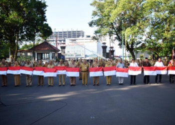 Pemkab Banyumas Bagikan Ribuan Bendera Merah Putih untuk Warga dan Eks Napiter