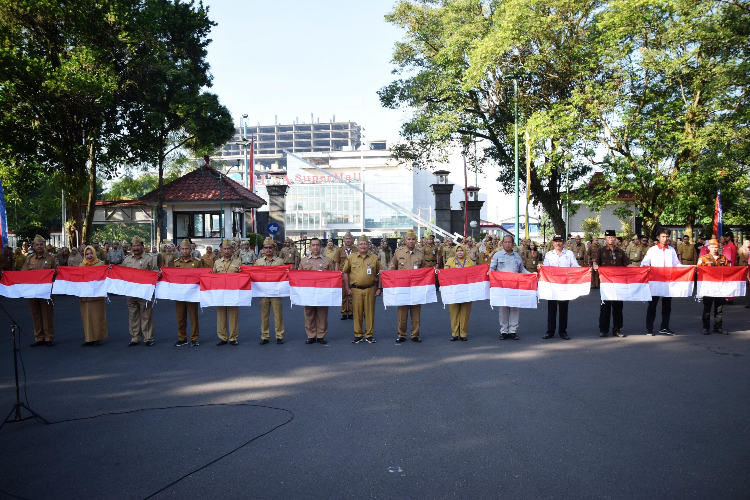 Pemkab Banyumas Bagikan Ribuan Bendera Merah Putih untuk Warga dan Eks Napiter