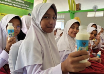 Ribuan Siswa Sekolah Dasar di Banyumas Ikuti Uji Coba Minum Susu Gratis