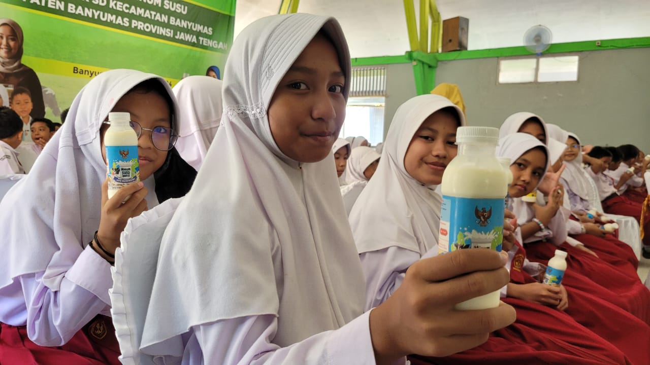 Ribuan Siswa Sekolah Dasar di Banyumas Ikuti Uji Coba Minum Susu Gratis