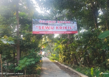 Kritik Jalan Rusak, Warga Pasang Spanduk ‘Selamat Datang di Objek Wisata Sewu Krikil’