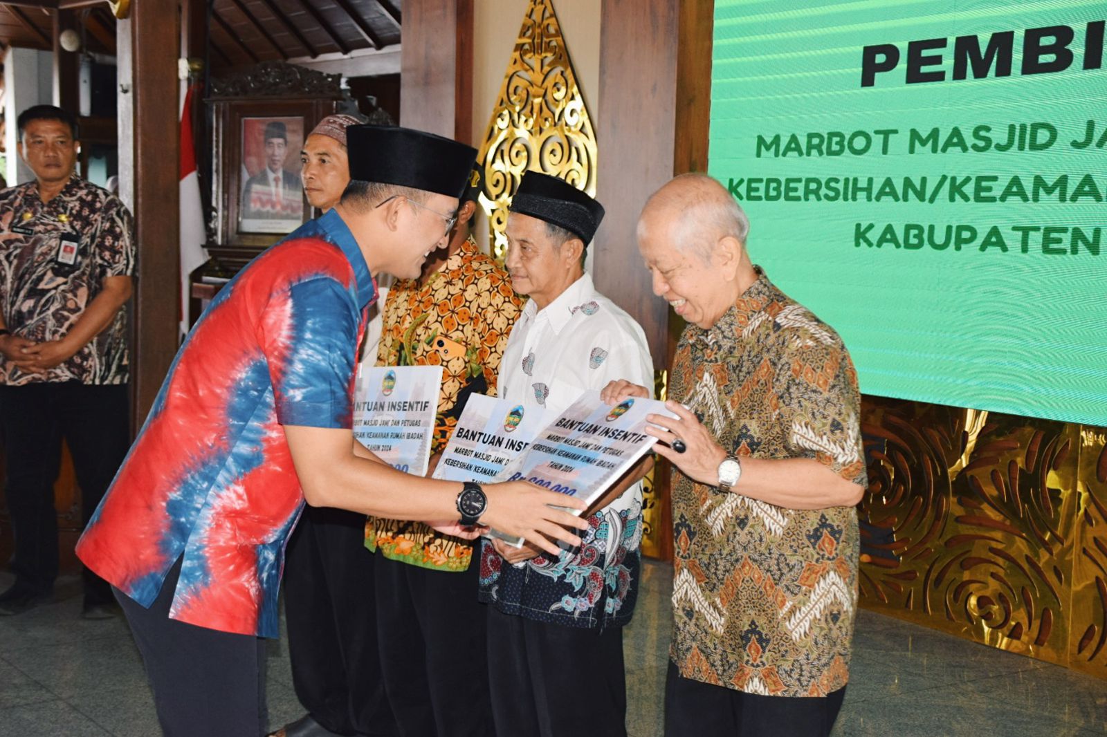 Pemkab Banyumas Berikan Insenfit pada 400 Petugas Rumah Ibadah