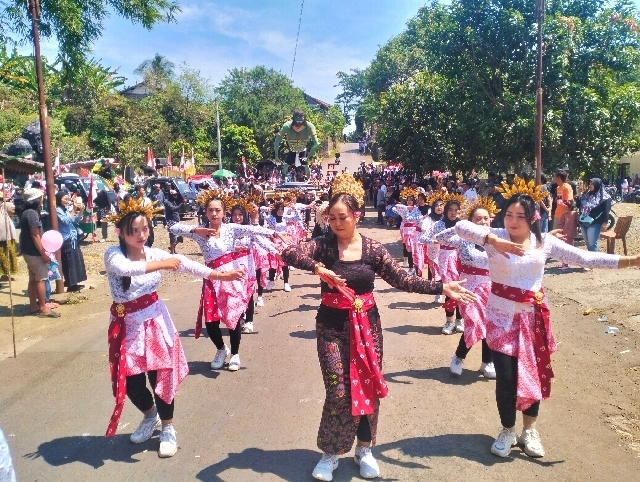 Ragam Potret Peserta Karnaval RW 4 di Desa Cilongok, dari Mobil Hias Unik Hingga Cosplay Anoman