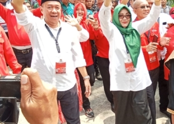 Diiringi Ratusan Pendukung, Sadewo-Lintarti Mendaftarkan Diri sebagai Paslon Cabup-cawabup ke KPU Banyumas