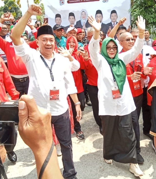 Diiringi Ratusan Pendukung, Sadewo-Lintarti Mendaftarkan Diri sebagai Paslon Cabup-cawabup ke KPU Banyumas