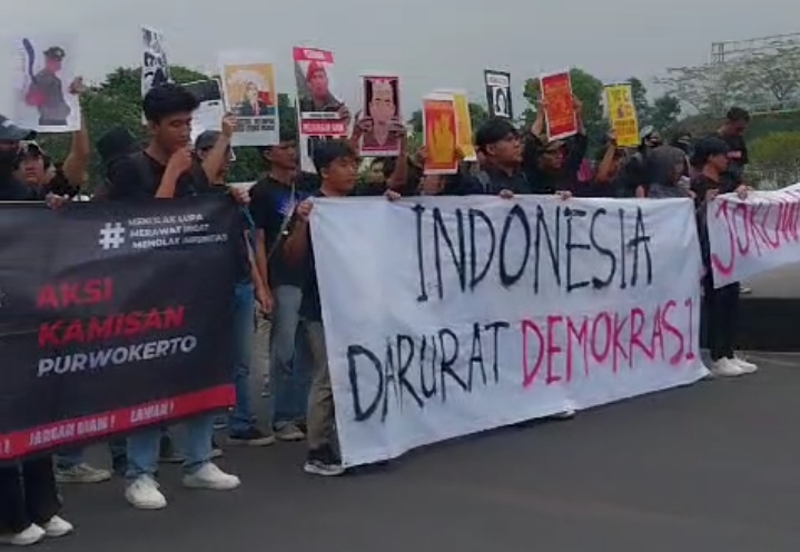 Aksi ‘Menelanjangi  Jokowi Gibran dan Kaesang ‘ Saat Demo Tolak Revisi UU Pilkada di Purwokerto