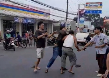 Pengendara Mobil Alami Penganiayaan Brutal di Jembatan Ledug