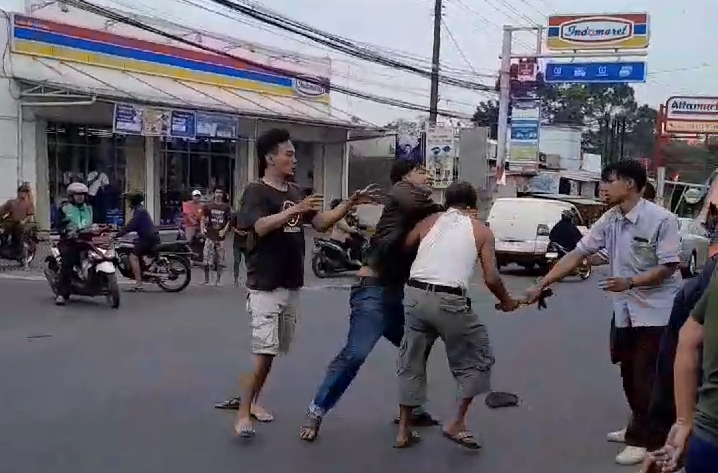 Pengendara Mobil Alami Penganiayaan Brutal di Jembatan Ledug