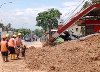 Longsor Timpa Pom Mini dan Rumah Warga di Pekuncen