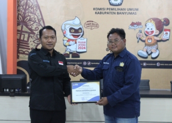 KPU Banyumas Serahkan Sertifikat Pemantau Pilkada 2024 ke Perisai Demokrasi Bangsa