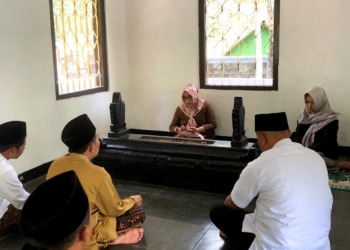 Di Tengah Sibuk Jadwal Kampanye, Lintarti Ziarah ke Makam Raden Djoko Kaiman