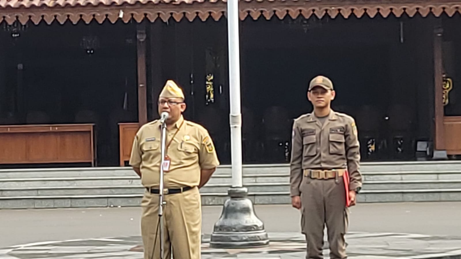 Sekda Banyumas Agus Nur Hadie kembali mengingatkan netralitas aparatur sipil negera (ASN) dilingkungan Setda, Setwan dan BKAD pada apel pagi Senin (7/10/2024) di halaman Pendopo Si Panji Purwokerto. (Humas Pemkab Banyumas)