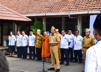 Pj Bupati Banyumas Serahkan Santuan BPJS Untuk Guru Madin dan TPQ Yang Meninggal