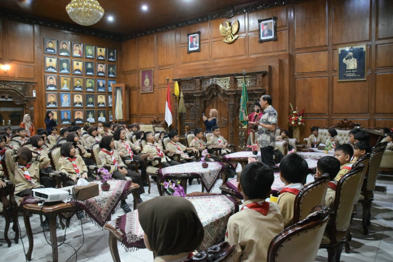 Pj Iwannudin Ajak Kunjungan Anak SD Masuk Kantor Bupati