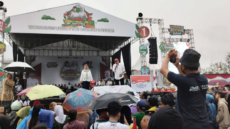 Diguyur Hujan, Ribuan Pendukung Sadewo-lintarti Tetap Antusias Ikuti Kampanye Akbar di GOR Satria