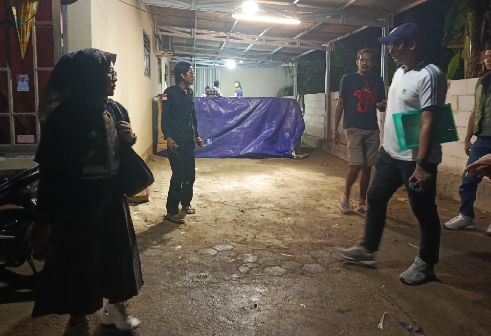 DPC PDIP dan Rumah Juang Andika-Hendi Datangi Gudang Pendistribusian ‘Bansos’ untuk Alat Pemenangan Ahmad Lutfi-Taj Yasin