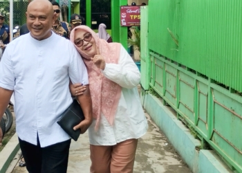 Potret Kemesraan Paslon Bupati dan Wakil Bupati Banyumas, Sadewo Nyoblos Bareng Istri, Lintarti Gandeng Suami