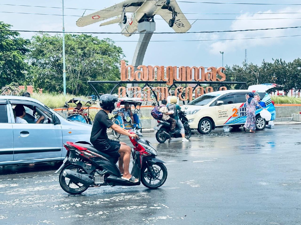 Jum’at Berkah, Rumah Pemenangan Ahmad luthfi-Taj Yasin Banyumas Bagikan 750 Paket Makanan Bergizi di Alun-alun Banyumas
