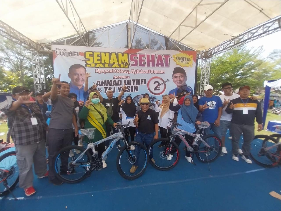 Ribuan Warga Sumpiuh Ramaikan Acara Ngopeni Sehat, Nglakoni Senam bersama Ahmad Lutfi-Taj Yasin di Lapangan Kusuma