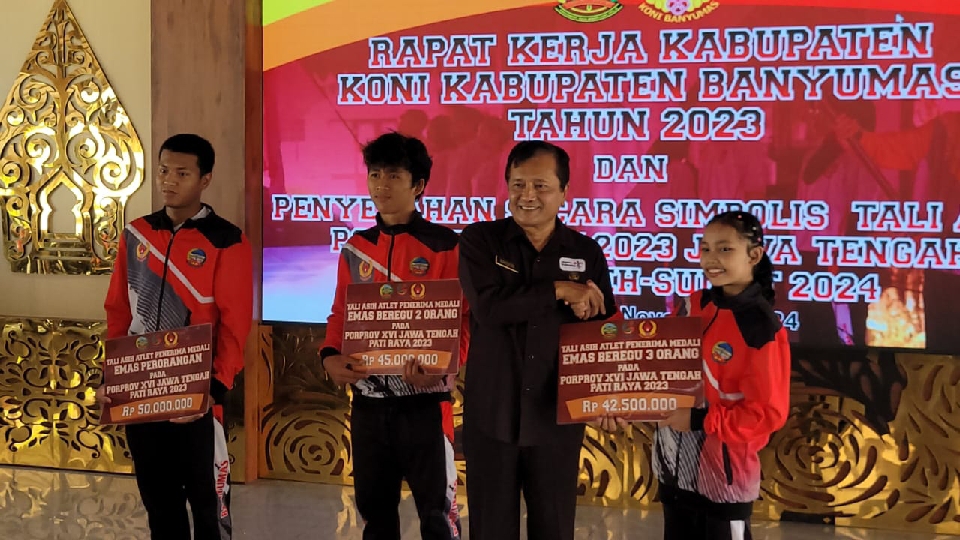 Raih Prestasi di ajang Porprov dan PON, Atlet Banyumas Terima Tali Asih