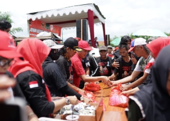 Bazar Tebus Murah Bahan Kebutuhan Pokok oleh Relawan Andika-Hendi Banyumas Disambut Antusiasme Warga