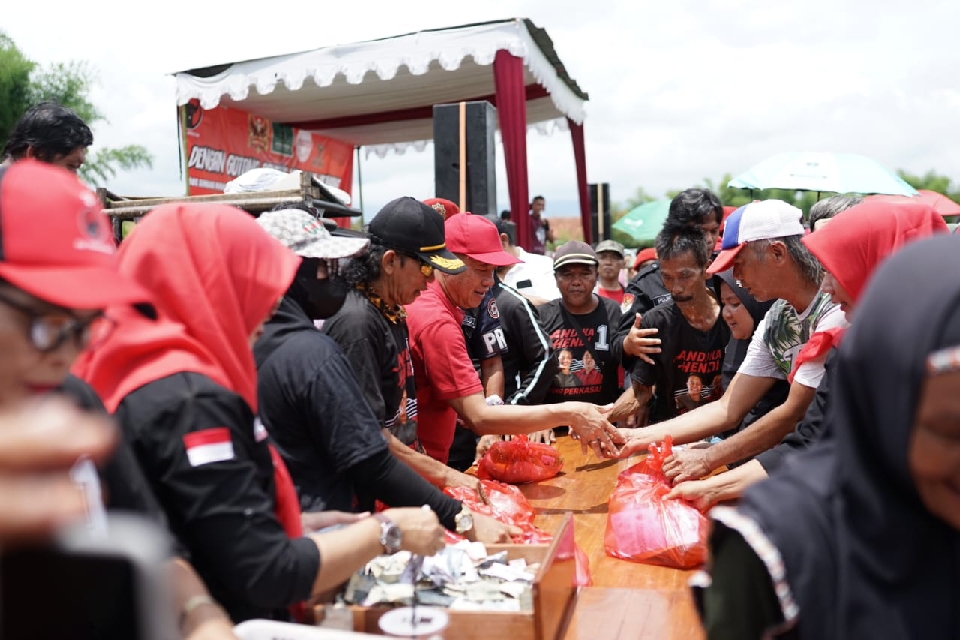 Bazar Tebus Murah Bahan Kebutuhan Pokok oleh Relawan Andika-Hendi Banyumas Disambut Antusiasme Warga