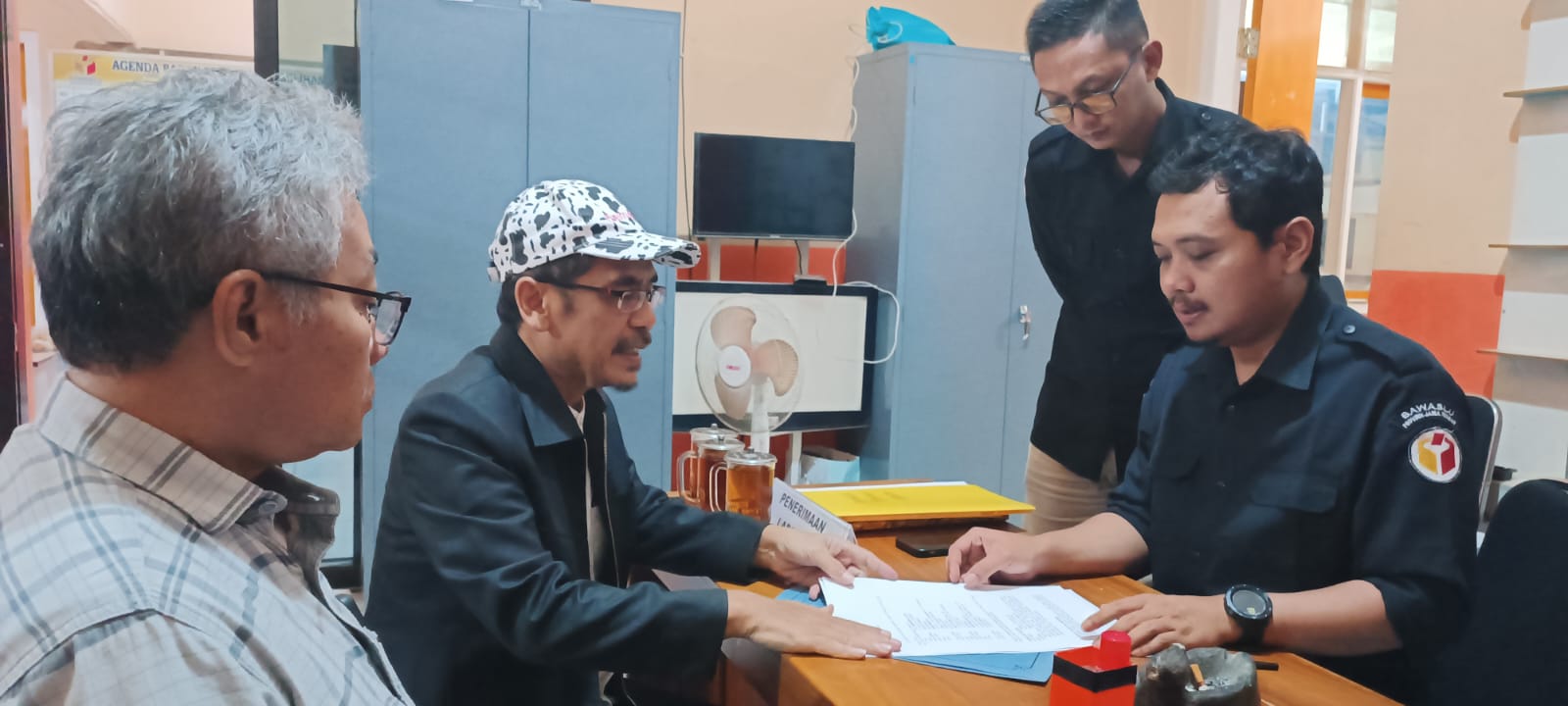 Tim Hukum Sadewo-Lintarti Laporkan Kampanye Kotak Kosong di Hari Tenang ke Polresta dan Bawaslu Banyumas