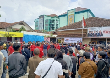 Ratusan Massa Geruduk Bawaslu, Buntut Kasus Penggerebekan Rumah Distribusi Bansos di Kedung Banteng