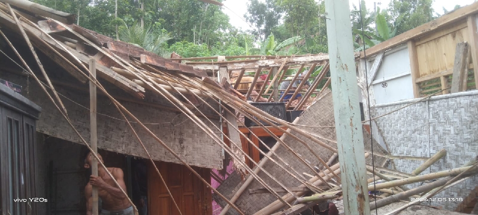 Hujan Lebat Sebabkan Tanah Longsor, Dua Rumah di Gumelar Rusak