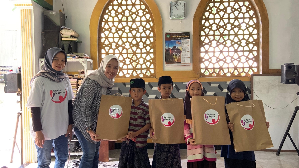 Gerakan Sedekah Sepatu Salurkan Sepatu Sekolah untuk Santri di Ponpes Bustanul Qur’an