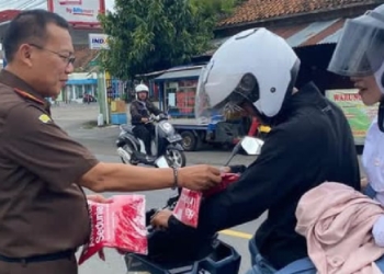 Peringati Hari Anti Korupsi, Kejari Banyumas Gelar Aksi Edukasi dan Sosialisasi kepada Masyarakat di Jalan