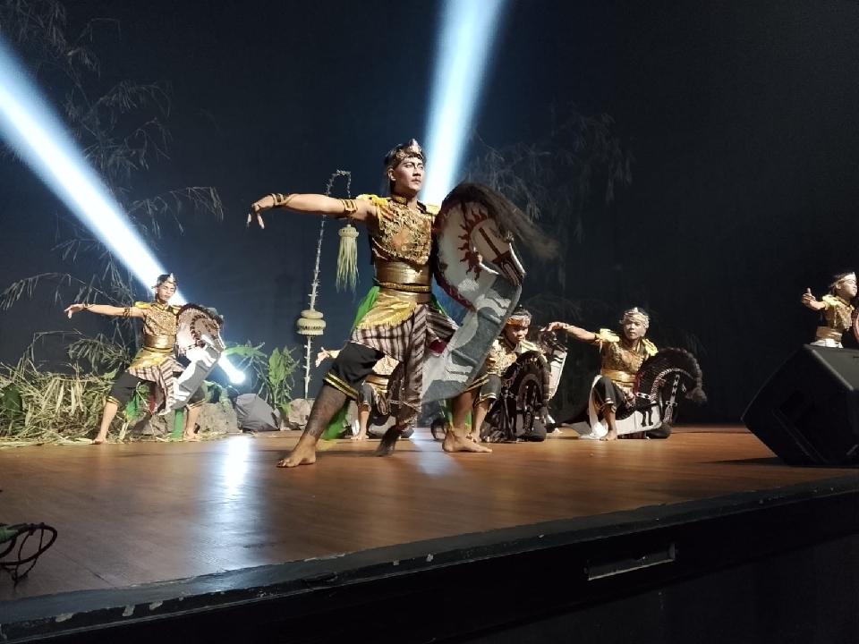 Konsep Pementasan Indoor, Ebeg Mbangun Khayangan Berhasil Hipnotis Penonton Sampai Akhir