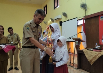 Dindik Banyumas Berikan Penghargaan Untuk Guru dan Siswa Berprestasi