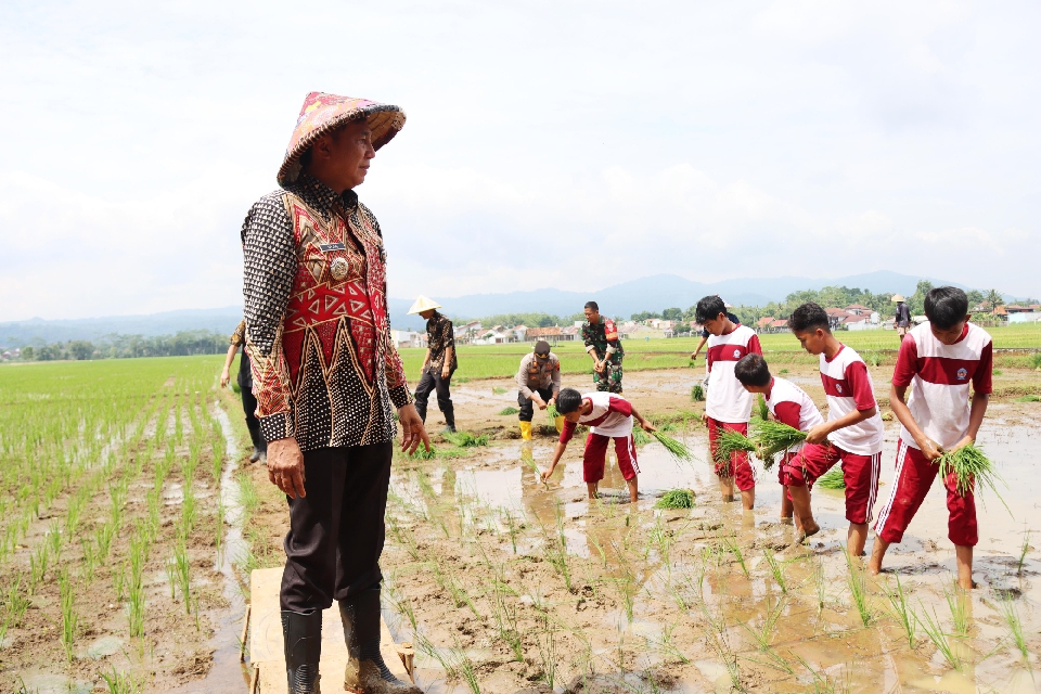 Iwannudin Launching Sawah Edukasi dan Resmikan Masjid SMP 2 Banyumas