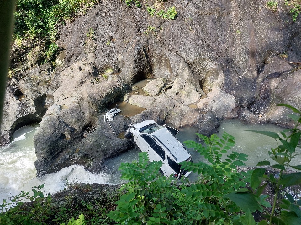 Minibus Jatuh ke Jurang di Desa Sempor Akibat Sopir Ngantuk