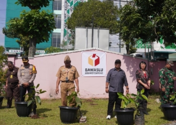 Bawaslu Banyumas Tanam Pohon Manggis, Simbol Komitmen Kejujuran dan Integritas
