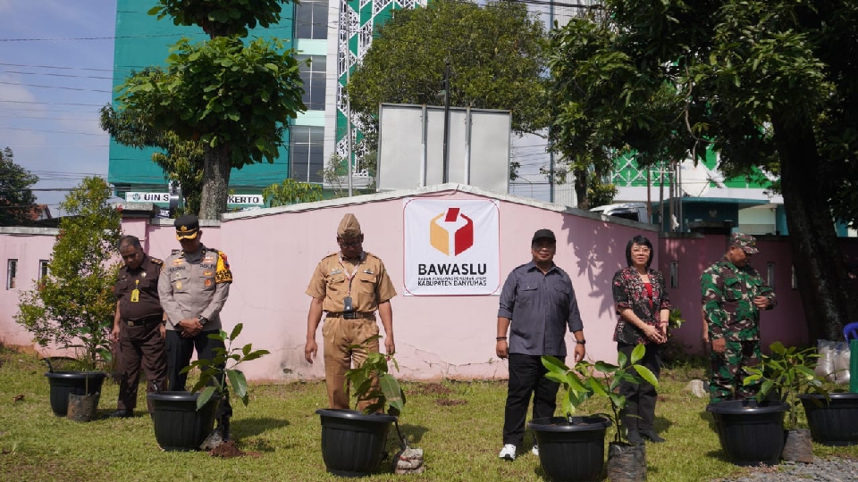 Bawaslu Banyumas Tanam Pohon Manggis, Simbol Komitmen Kejujuran dan Integritas