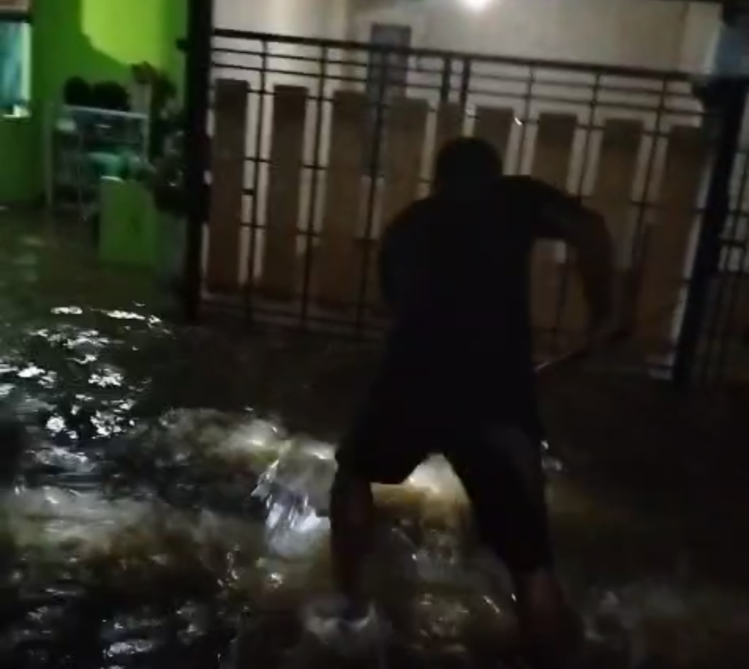 Perumahan di Karang Pucung Purwokerto Banjir, Ular Piton Muncul Bikin Warga Ketakutan