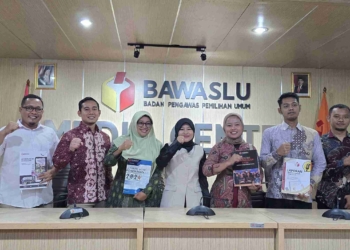 Bawaslu Banyumas Serahkan Laporan Kehumasan 2024 ke Bawaslu RI
