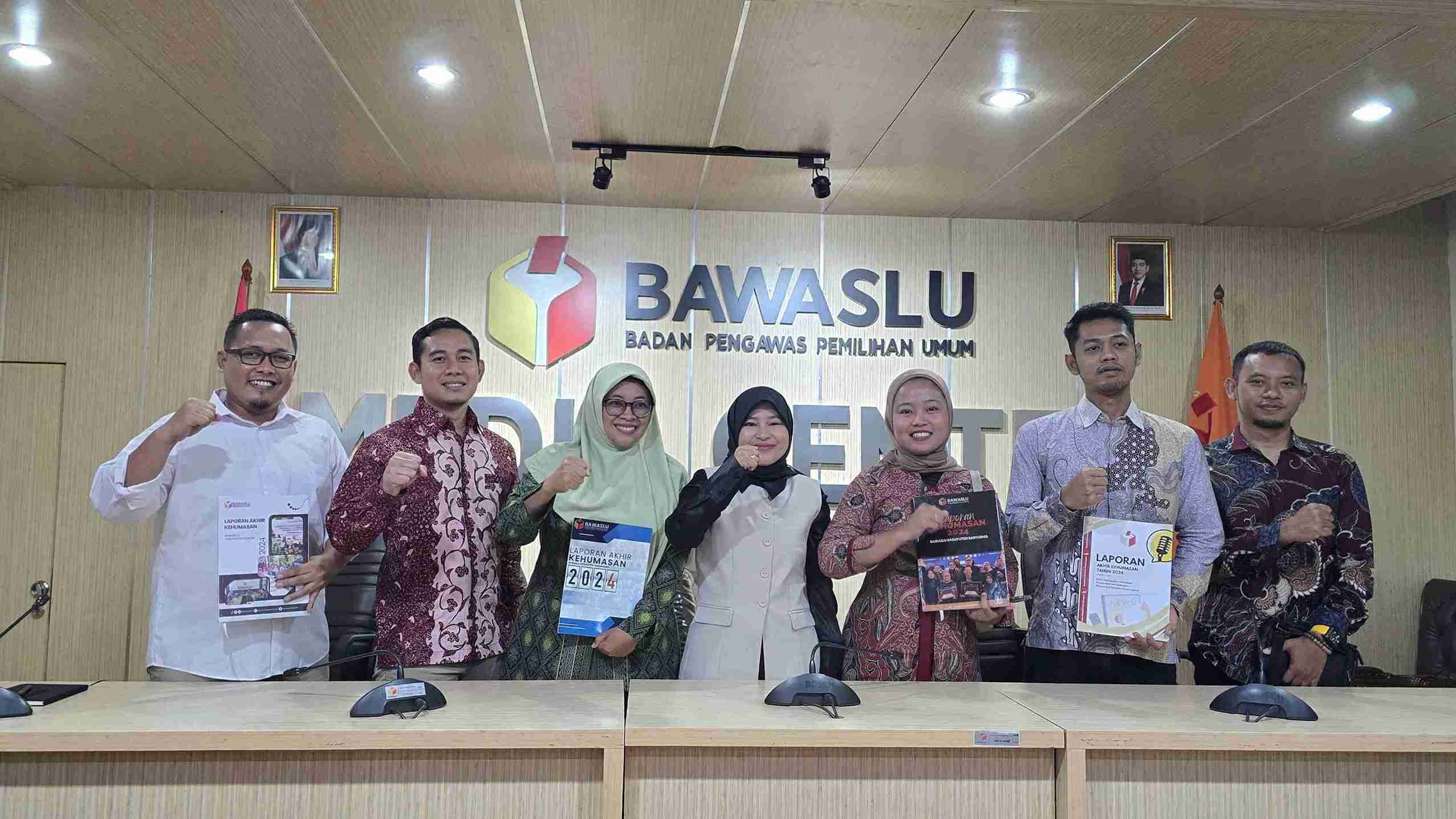Bawaslu Banyumas Serahkan Laporan Kehumasan 2024 ke Bawaslu RI