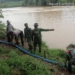 Kapolsek Wangon bersama jajaran Forkompimcam, Kades Wlahar dan warga sekitar melakukan pengecekkan pipanisasi, Kamis (9/1/2025). (Humas Polresta Banyumas)